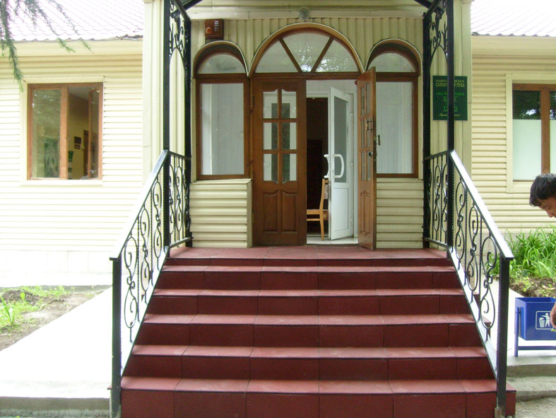 Крыльцо, покрытое резиновой плиткой